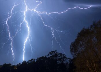 Iσχυρές καταιγίδες αναμένονται τις επόμενες ώρες – Ποιες περιοχές θα βρεθούν στο επίκεντρο της κακοκαιρίας