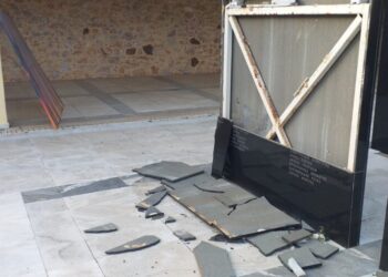 Βανδάλισαν το μνημείο στην Καισαριανή, λίγες ώρες μετά τη δημοσίευση των ιστορικών φωτογραφιών