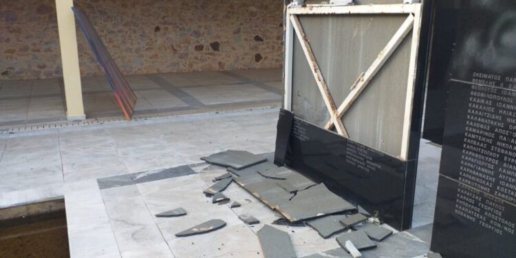 Βανδάλισαν το μνημείο στην Καισαριανή, λίγες ώρες μετά τη δημοσίευση των ιστορικών φωτογραφιών