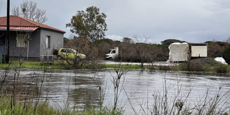 Βράχος απειλεί να πέσει σε σπίτια στο Κατάκολο – Κατέρρευσε πρόσοψη σπιτιού στη Μεσσήνη από την έντονη βροχόπτωση