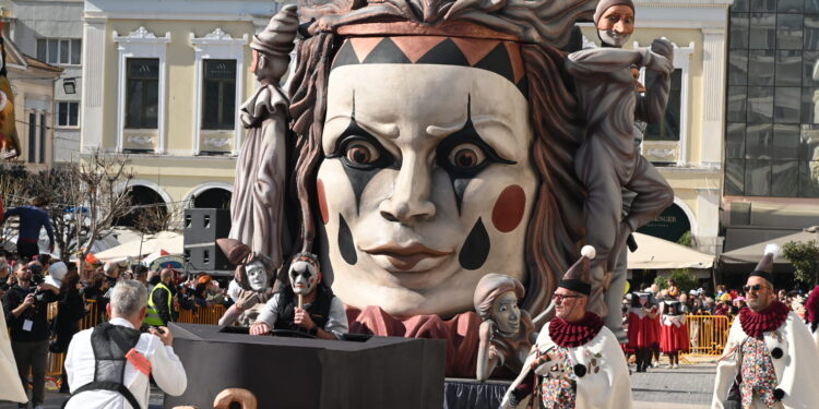 Αποκριάτικες παρελάσεις σε όλη τη χώρα – Αυξημένη κίνηση στη Βαρβάκειο για το σαρακοστιανό τραπέζι