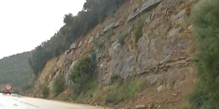 Κλειστή η παλαιά Εθνική Οδός Άρτας – Αμφιλοχίας λόγω νέας κατολίσθησης – Αποκομμένη οδικώς η Ήπειρος