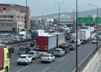 Κυκλοφοριακό χάος στο Λεκανοπέδιο: Κλειστοί κλάδοι της Αττικής Οδού και απεργία ταξί «μπλοκάρουν» τους δρόμους