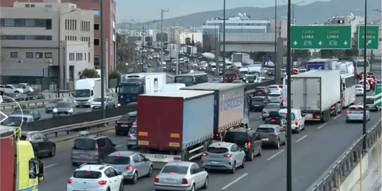 Κυκλοφοριακό χάος στο Λεκανοπέδιο: Κλειστοί κλάδοι της Αττικής Οδού και απεργία ταξί «μπλοκάρουν» τους δρόμους