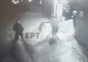 Κορωπί: Αστυνομικός διέσωσε ηλικιωμένο ζευγάρι απο ορμητικά νερά με «σκοινί» από σεντόνια