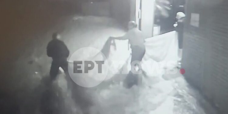 Κορωπί: Αστυνομικός διέσωσε ηλικιωμένο ζευγάρι απο ορμητικά νερά με «σκοινί» από σεντόνια