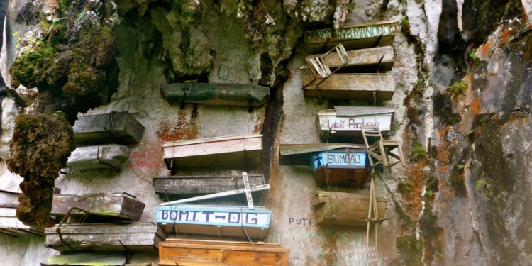 Λύθηκε το μυστήριο με τα κρεμαστά φέρετρα σε απόκρημνους βράχους