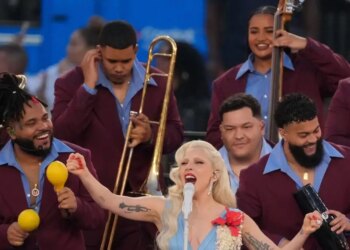 Δίχασε η αδυνατισμένη Lady Gaga στο Super Bowl: «Γιατί έχει πρόσωπο Ozempic;»
