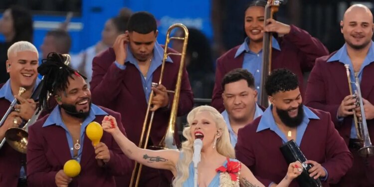 Δίχασε η αδυνατισμένη Lady Gaga στο Super Bowl: «Γιατί έχει πρόσωπο Ozempic;»