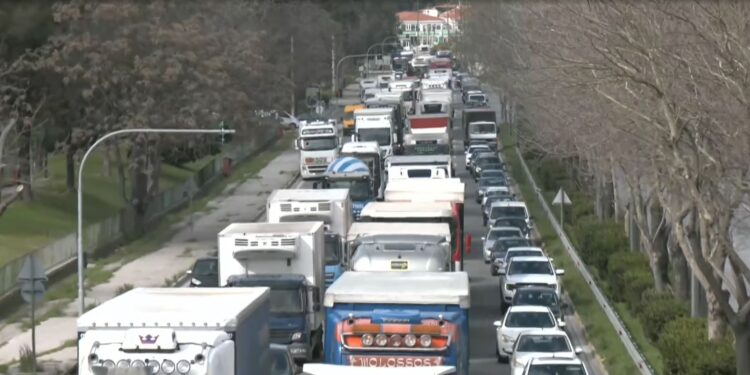 Ένα απέραντο πάγκινγκ η Λ. Αθηνών και ο Κηφισός λόγω των έργων στην Αττική Οδό