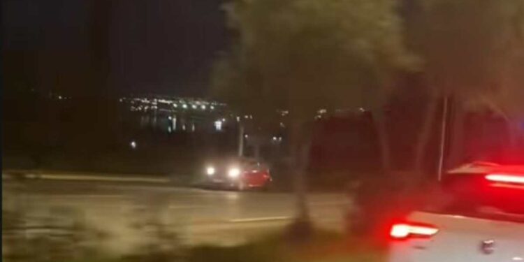 Λεωφόρος Σχιστού: Οδηγός κινήθηκε για 1,5 χιλιόμετρο με την όπισθεν στη ΛΕΑ για να αποφύγει την κίνηση