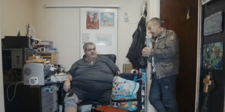 Όλα στο σπίτι λειτουργούν με τηλεκοντρόλ, κατέληξα ακίνητος