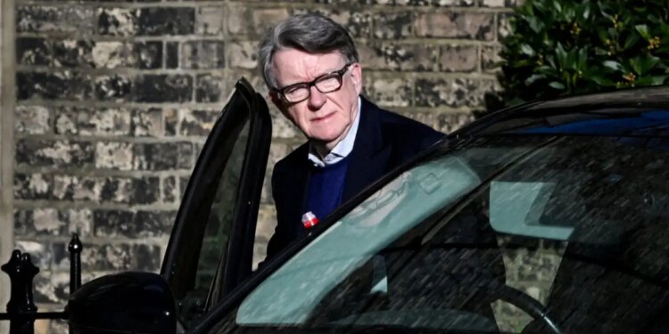 Ελεύθερος με εγγύηση ο πρώην πρέσβης της Βρετανίας - Κατηγορείται ότι έδινε κυβερνητικές πληροφορίες στον Έπσταϊν