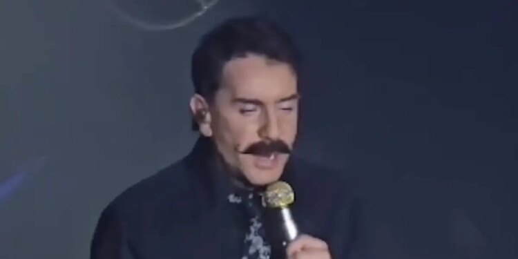 Γιώργος Μαζωνάκης: Με μουστάκι μετά το χειρουργείο στη χολή