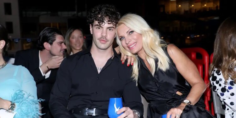 Η φωτογραφία με την αδελφή του Λάουρα και οι ευχές για τα γενέθλιά της