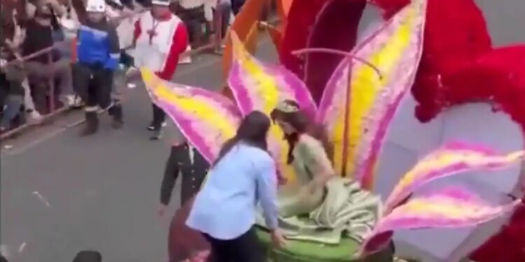 Εκουαδόρ: Η Μις Υφήλιος κατέρρευσε την στιγμή που βρισκόταν πάω σε άρμα σε φεστιβάλ