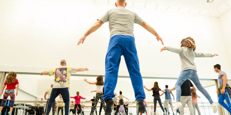 Εκπαιδευτικές δράσεις της ΕΛΣ: Το χορευτικό παιχνίδι «Μπαμπά… χορεύουμε;» ταξιδεύει στο Ρέθυμνο