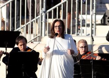 Η Νάνα Μούσχουρη θα τιμηθεί στα γαλλικά βραβεία Grammy