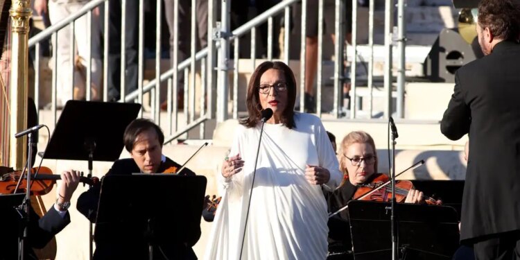 Η Νάνα Μούσχουρη θα τιμηθεί στα γαλλικά βραβεία Grammy