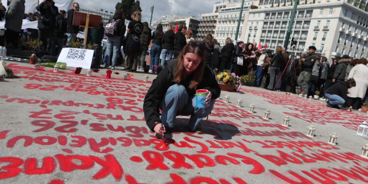 Tραγωδία στα Τέμπη: Tρία χρόνια μετά η μνήμη δεν σβήνει - Οι συγκεντρώσεις μέσα από φωτογραφικά καρέ - ertnews.gr