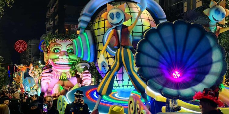 Πάτρα: Άνοιξε η αυλαία για το τριήμερο κορύφωσης του Καρναβαλιού