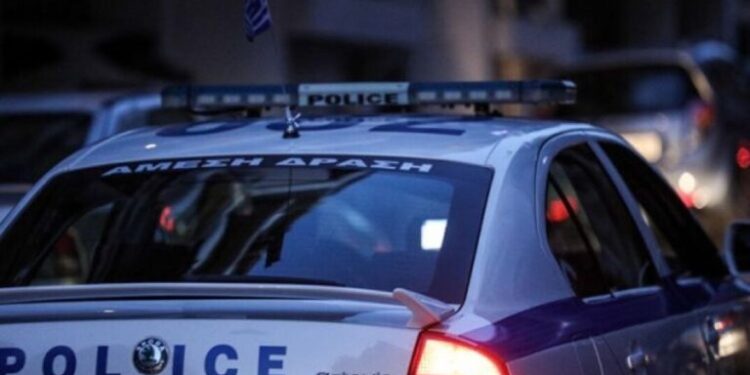 Καταδίωξη στο Αιγάλεω: 21χρονος συνελήφθη μετά από τρελή πορεία και πρόσκρουση σε κατάστημα