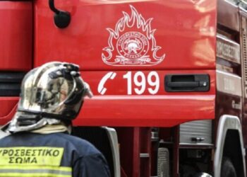 Φωτιά σε διαμέρισμα στο Μενίδι – Εκτεταμένες ζημιές και καμένο ΙΧ