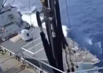 Η στιγμή που συγκρούονται δύο πλοία του αμερικανικού ναυτικού ανοιχτά της Νότιας Αμερικής
