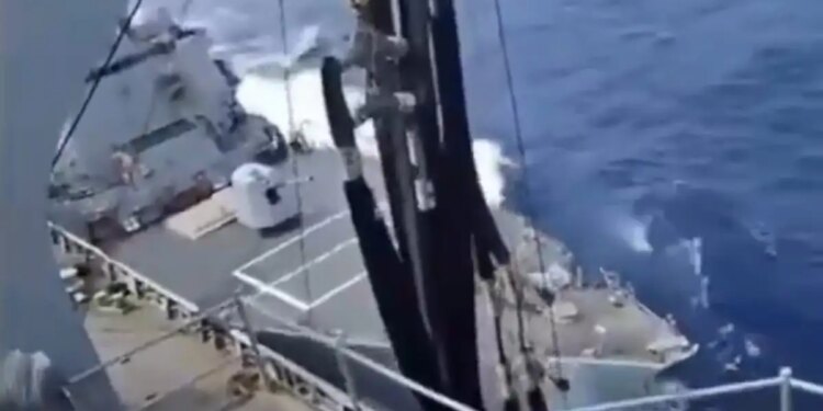 Η στιγμή που συγκρούονται δύο πλοία του αμερικανικού ναυτικού ανοιχτά της Νότιας Αμερικής