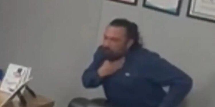 Τούρκος νοσηλευτής πνιγόταν την ώρα που έτρωγε: Έκανε τη λαβή Χάιμλιχ στον εαυτό του - «Δεν πανικοβλήθηκα καθόλου»