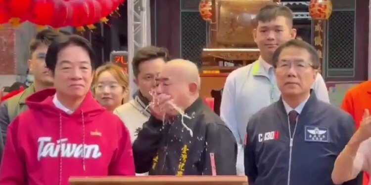 Επικεφαλής ναού στην Ταϊβάν ένιωσε αδιαθεσία και έκανε εμετό πάνω στον πρόεδρο Λάι - Δείτε βίντεο