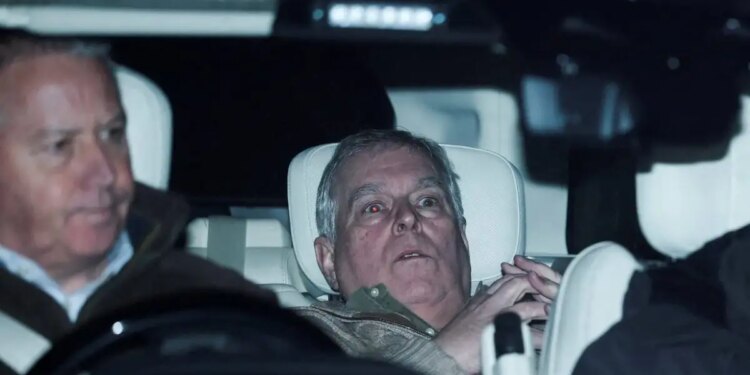 Ο έκπτωτος πρίγκιπας Άντριου αφέθηκε ελεύθερος: Η στιγμή που φεύγει σοκαρισμένος από το αστυνομικό τμήμα