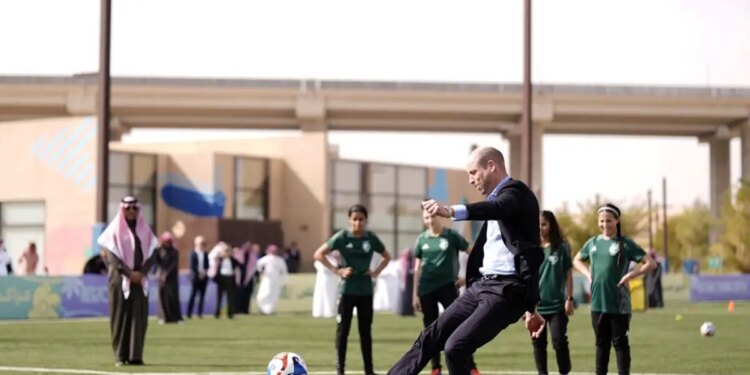 Ο πρίγκιπας Γουίλιαμ συναντήθηκε με νεαρές αθλήτριες στη Σαουδική Αραβία και έδειξε τις ικανότητές του στο ποδόσφαιρο