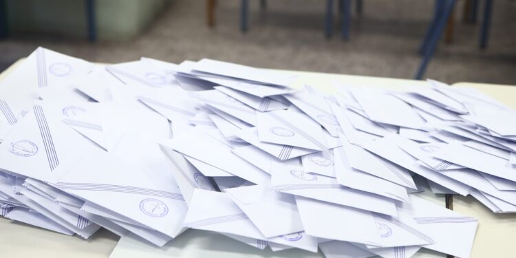 Δημοσκόπηση Interview: Προβάδισμα ΝΔ με 31,6% στην εκτίμηση ψήφου, ακολουθεί το ΠΑΣΟΚ με 13,8% - ertnews.gr