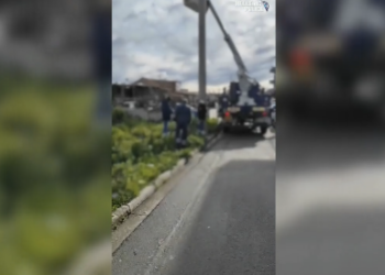 Έφοδος της ΕΛΑΣ σε καταυλισμούς στο Μενίδι και τη Φυλή – Ξήλωσαν παράνομα καλώδια 520 μέτρων