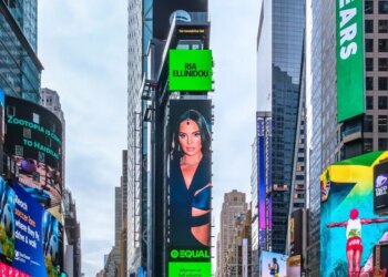 Η Ρία Ελληνίδου για πρώτη φορά στα billboards της Times Square στη Νέα Υόρκη