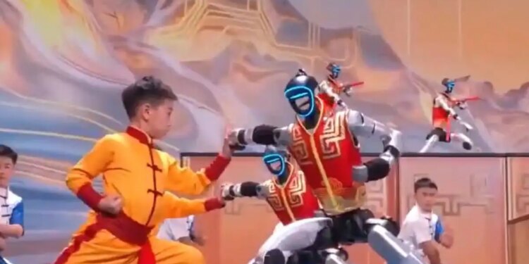 Κίνα: Πρωτόγνωρη πολεμική παράσταση Κουνγκ Φου με πρωταγωνιστές ρομπότ