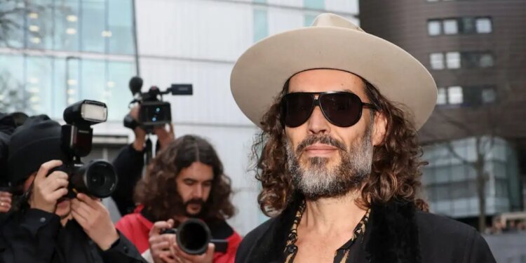 Ο ηθοποιός Ράσελ Μπραντ δήλωσε αθώος για νέες κατηγορίες βιασμού και σεξουαλικής επίθεσης