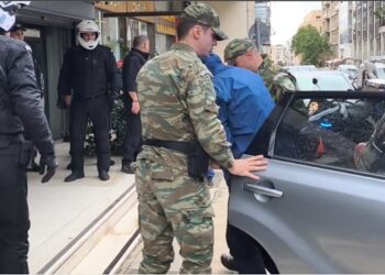 Στο Αεροδικείο ο σμήναρχος που κατασκόπευε για την Κίνα – Έκανε αναλήψεις από ΑΤΜ μεταμφιεσμένος