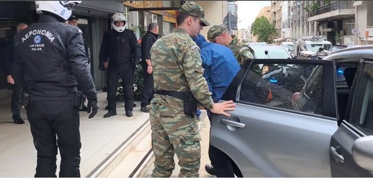 Στο Αεροδικείο ο σμήναρχος που κατασκόπευε για την Κίνα – Έκανε αναλήψεις από ΑΤΜ μεταμφιεσμένος