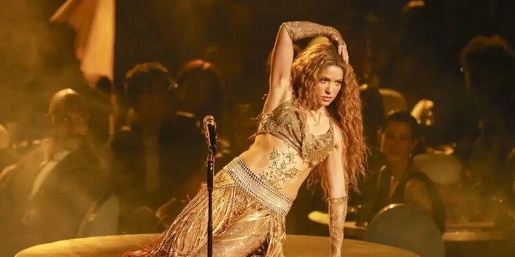 Η τούμπα στη σκηνή τη στιγμή που τραγουδούσε το «Si Te Vas»