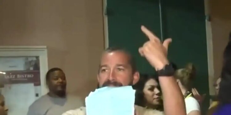 Ο Shia LaBeouf αφέθηκε ελεύθερος χορεύοντας: Βίντεο με τον ξυλοδαρμό του στη Νέα Ορλεάνη - «Θα σε σπάσουμε μικρέ, ηρέμησε»