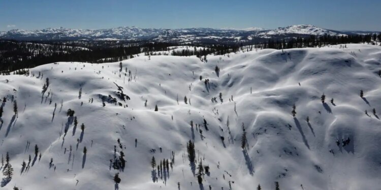 Καλιφόρνια: Αγνοούνται 10 σκιέρ που παρασύρθηκαν από χιονοστιβάδα - Μάχη με τον χρόνο για τα διασωστικά συνεργεία