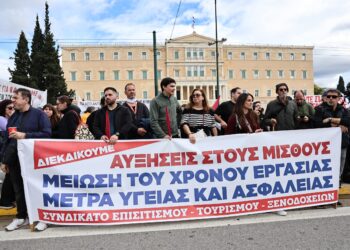 Συλλαλητήριο στο Σύνταγμα ενάντια στο νομοσχέδιο για τις συλλογικές συμβάσεις - Εργαζόμενοι υποδέχονται τους αγρότες - ertnews.gr