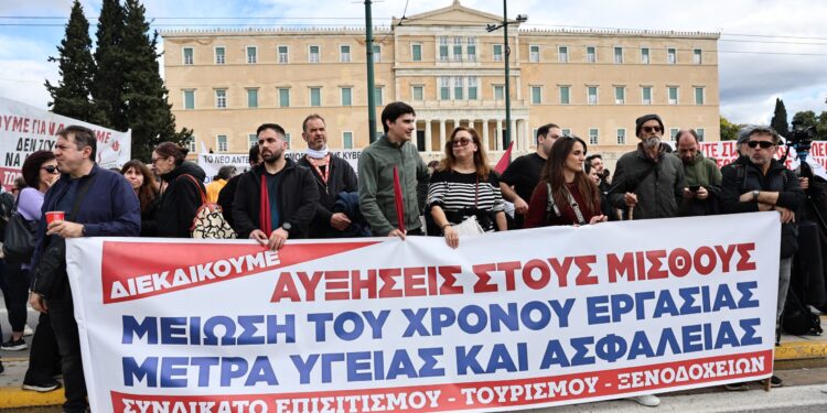Συλλαλητήριο στο Σύνταγμα ενάντια στο νομοσχέδιο για τις συλλογικές συμβάσεις - Εργαζόμενοι υποδέχονται τους αγρότες - ertnews.gr