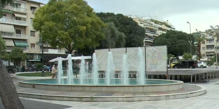 Αποκάλυψη για τη 2χρονη στην Καλλιθέα: Παραπέτασμα έκρυβε τη θέα στην πλατεία – Πώς χάθηκαν πολύτιμα λεπτά μέχρι να βρεθεί το παιδί