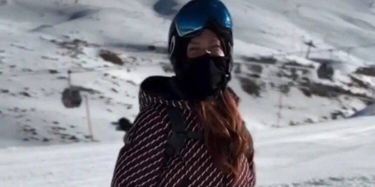 Η Σίσσυ Χρηστίδου χαλαρώνει με τους γιους της στην Αράχωβα