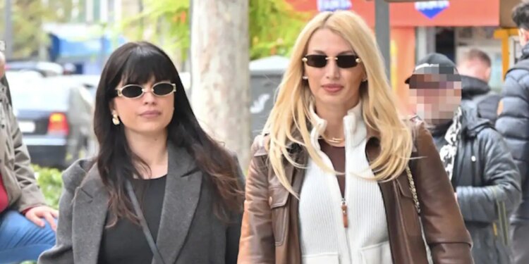 Η Κωνσταντίνα Σπυροπούλου σε σπάνια εμφάνιση με τη μικρότερη αδελφή της, Κατερίνα: Δείτε φωτογραφίες