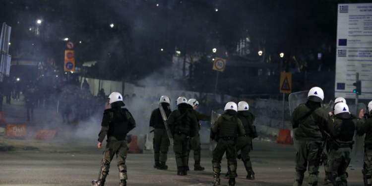 Θεσσαλονίκη: Μολότοφ και δακρυγόνα επί της Εγνατίας