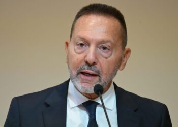 Προϊόν AI βίντεο με Στουρνάρα να μιλάει για επενδυτικά κέρδη – Προειδοποίηση από την ΤτΕ για το «μαϊμού» βίντεο